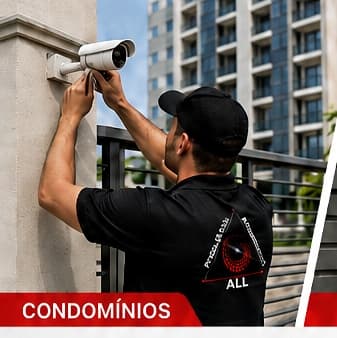 Técnico instalando câmera de segurança em condomínio